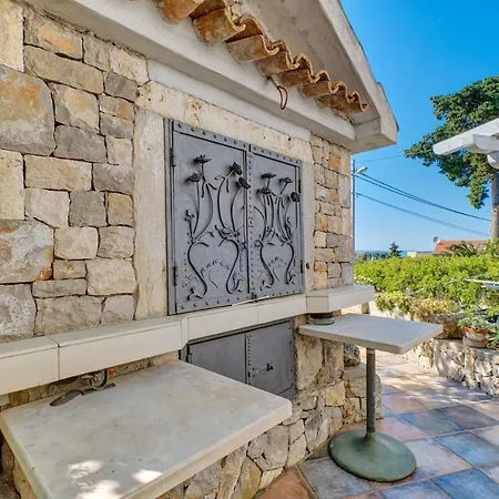 Neno - Terrace & Parking Apartman Veli Lošinj